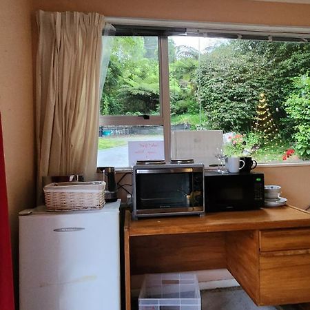 The Treehut At The Rabbithole, Upper Hutt Hotell Akatarawa Exteriör bild